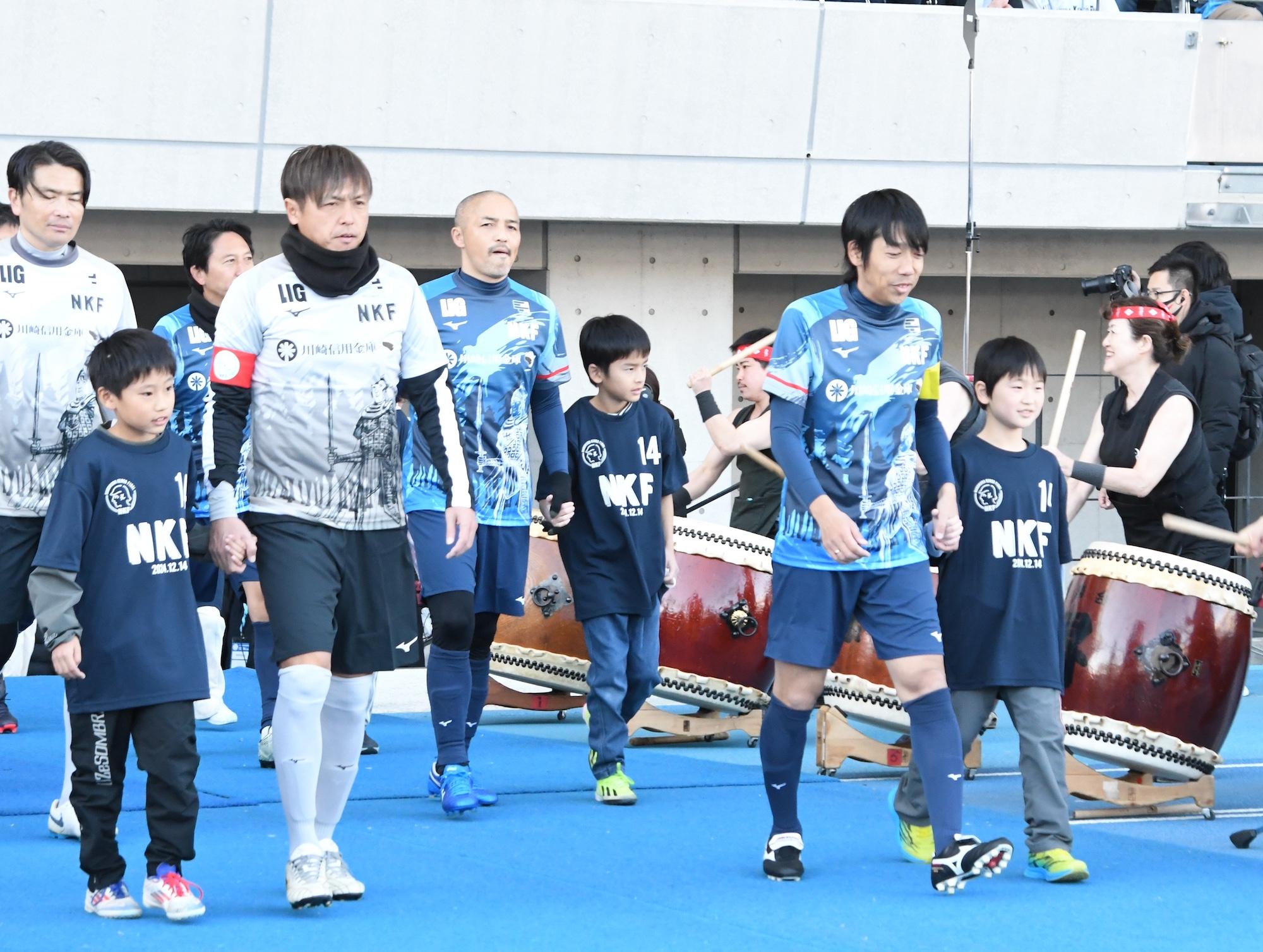 川崎フロンターレ中村憲剛の引退試合に2万人超えのサポが集結　「みんなの笑顔が見れて感無量」「幸せな1日」でピッチに別れ｜写真4