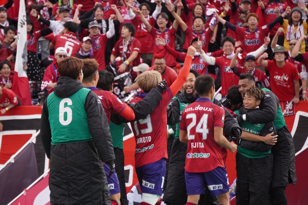 岡山が山形を3-0で下しJ1昇格PO決勝へ進出！右ヒザでゴールしたMF岩渕弘人「彼が決めてすごくうれしかった」と仲間のダメ押し弾を祝福｜写真4