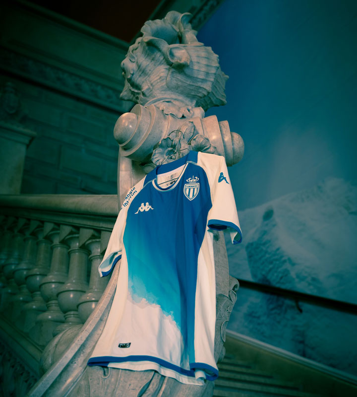 完璧な海デザイン！南野所属のモナコが美しきサードユニを発表　「地中海と砂浜」を絵画風に描く｜写真7