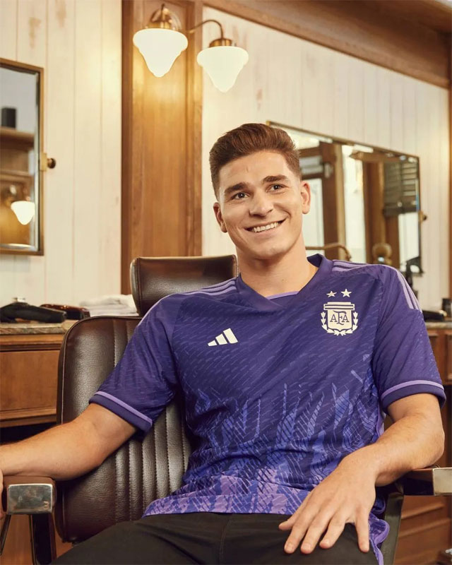 “紫の太陽”を描く！アルゼンチン代表、カタールW杯に向けた新アウェイユニフォームを発表｜写真7