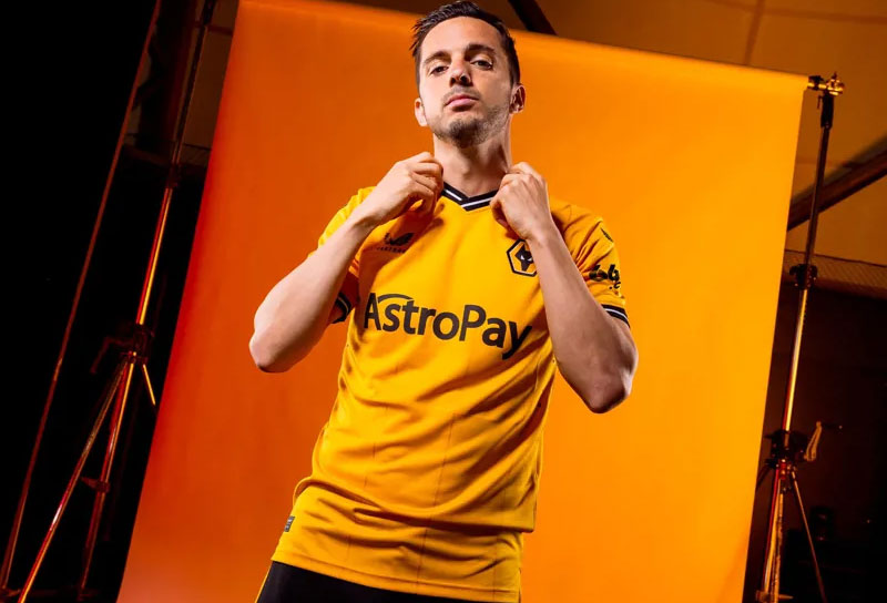 人気の英国レトロ！ウォルヴァーハンプトン、23-24新ユニは「懐かしの80年代」が登場｜写真7