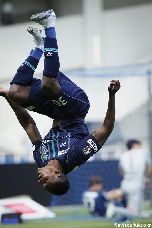 【月間表彰】アビスパ福岡のジョン・マリに聞いた！アフリカ系FWは、なぜ得点時に「宙返り」をするの？｜写真4