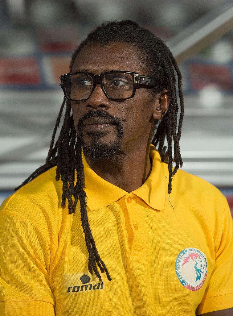 このEXILE感！セネガル代表シセ監督の「メガネ姿」が最高だ｜写真5