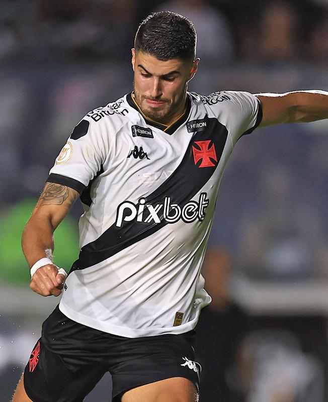 日本戦のペルー代表と同じ！世界各国の「タスキ柄」ユニフォーム10選｜写真2