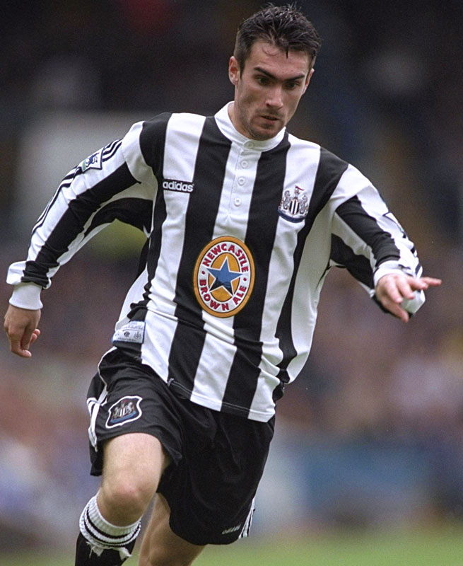 武藤嘉紀の新天地、ニューカッスルの「25年間分のホームキット」をまとめて見る｜写真4