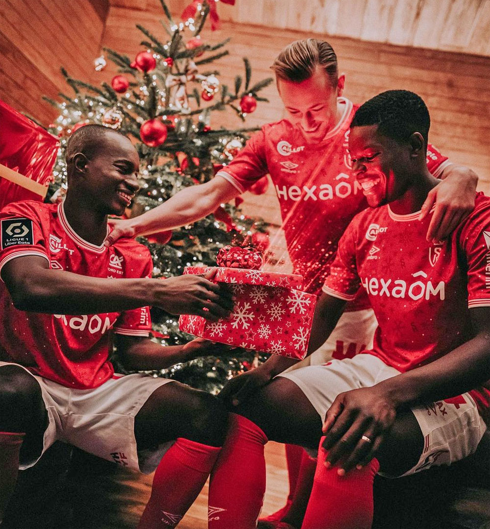 日本人選手も！近年「クリスマスユニフォーム」を着た欧州の5チーム｜写真9