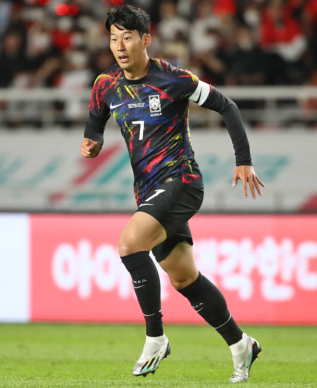 韓国代表、カタールW杯に向けた2022新ユニフォーム発表！アウェイは“激烈デザイン”｜写真6