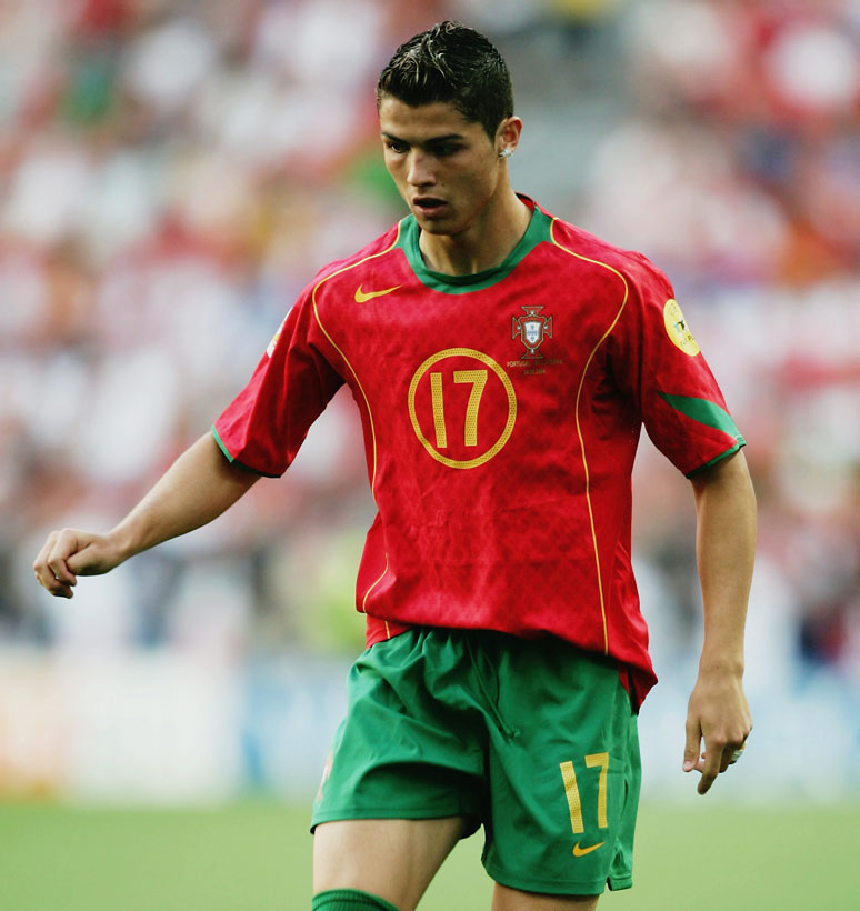 筋肉もイイけど！クリスティアーノ・ロナウド、「イケてる代表ユニ姿」7選｜写真2