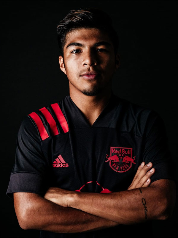 NYレッドブルズ、鮮烈すぎる新ユニフォームを発表！人気プロゲーマーもモデルに｜写真4