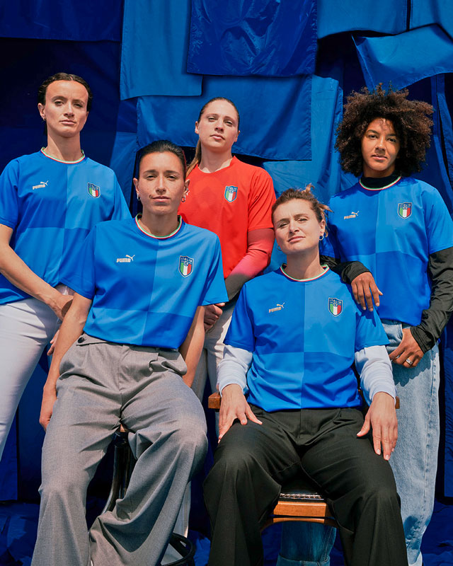 イタリア代表、2022新ユニフォームを発表！W杯優勝を祝う「4分割」デザイン｜写真5