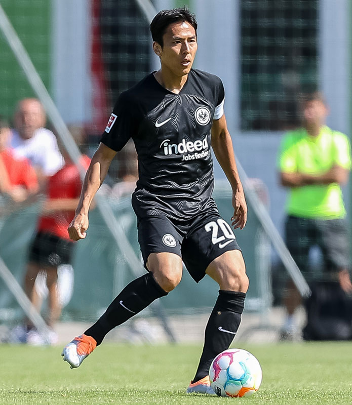 フランクフルト、2022-23新ユニフォームを発表！長谷部と鎌田のユニ姿も掲載｜写真8