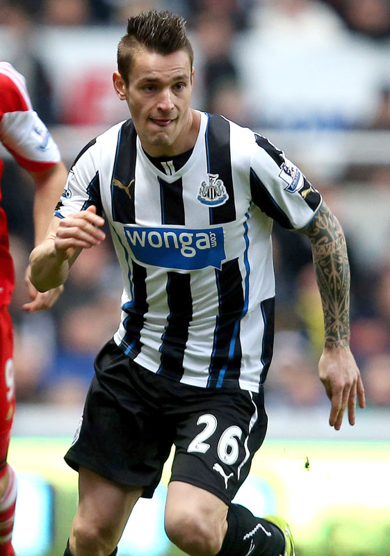 武藤嘉紀の新天地、ニューカッスルの「25年間分のホームキット」をまとめて見る｜写真18