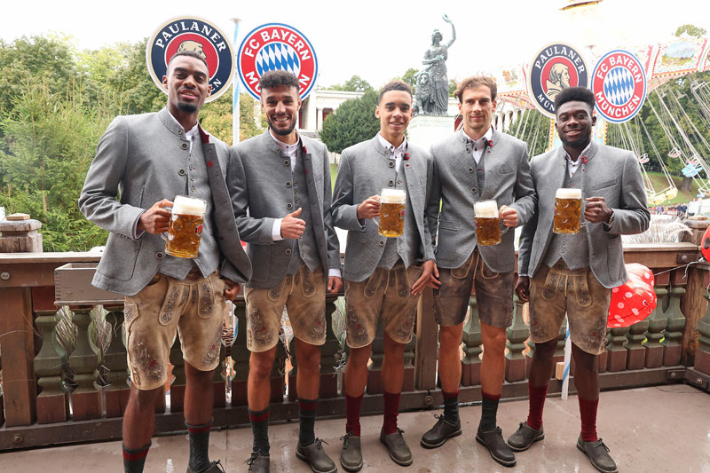 バイエルン、2022-23特別ユニフォームを発表！伝統「オクトーバーフェスト」を祝う｜写真5