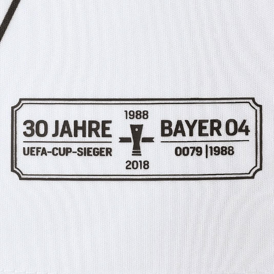 レヴァークーゼン、伝説のUEFAカップ優勝から30周年記念のユニフォームを発表！｜写真6