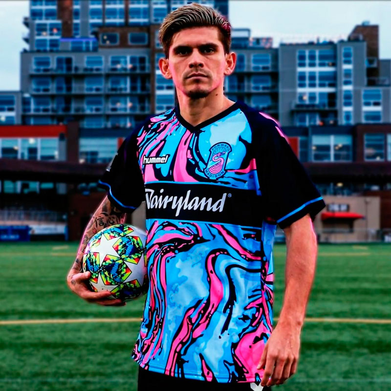 ちょっと気味悪い...アメリカ2部クラブ、奇抜すぎる新ユニフォームを発表｜写真4