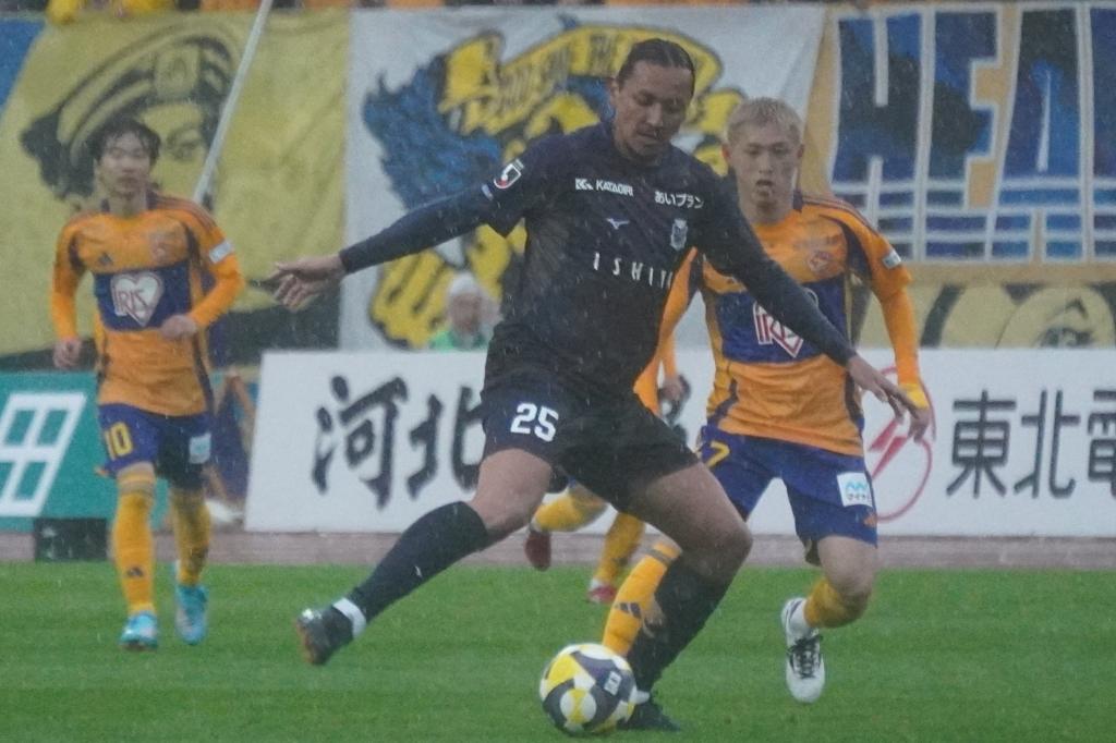 アクシデントもJ2北海道コンサドーレ札幌DF大﨑玲央がチームをけん引！「みんなが同じような絵を描けるように」と守備を統率｜写真4