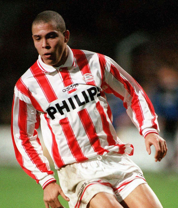 名門PSV、胸にPHILIPSが復活！“ロナウド時代”もMIXの限定ユニで「世界最長スポンサー」110周年を祝う｜写真4