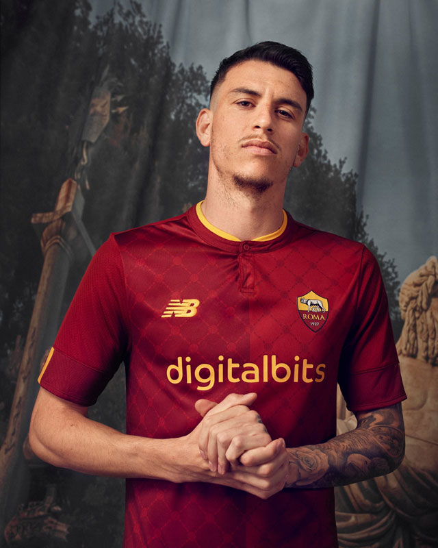 ローマが2022-23新ユニフォームを発表！気品あふれる「ハーフデザイン」｜写真4