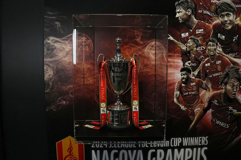 Jリーグオフィスのチャンピオンモニュメントを撮影！J1連覇の神戸とリーグ杯覇者の名古屋のラッピングは迫力満点｜写真6