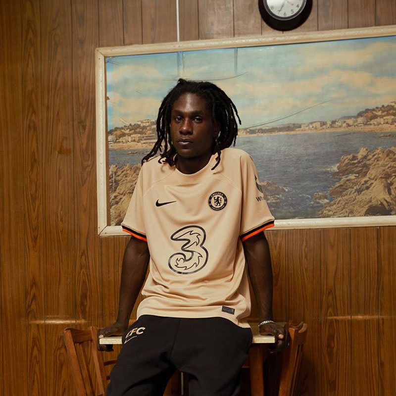 色使いがおしゃれ！チェルシー、“レトロモダン”な22-23サードユニフォームを発表｜写真3