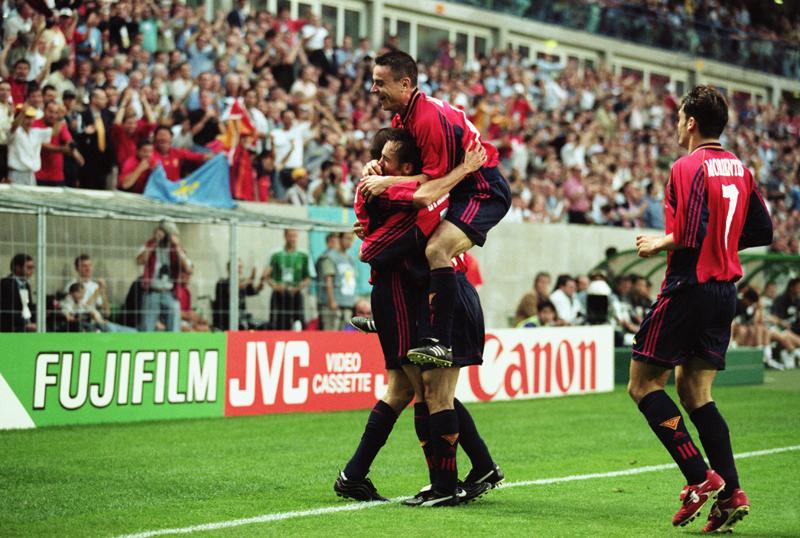 悔しさ残るW杯モデル！スペイン代表、「1998ホーム」ユニフォーム｜写真3
