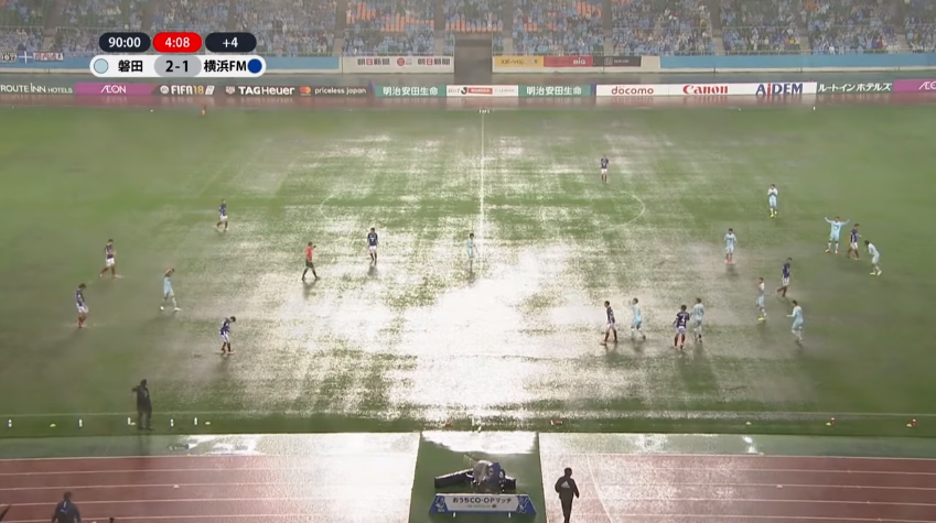 水球か！エコパの「ずぶ濡れピッチ」が酷すぎると話題に｜写真4