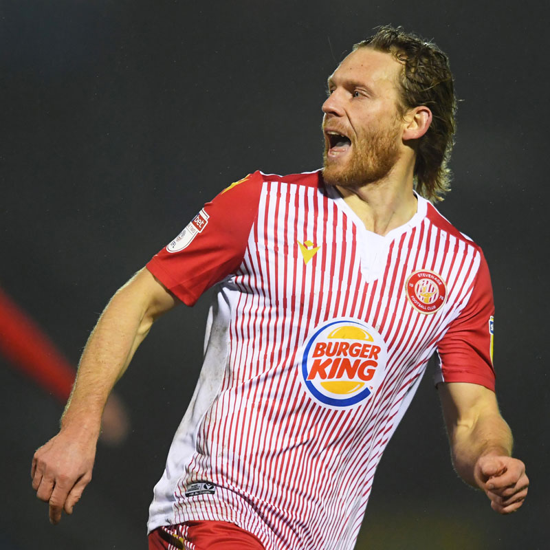 ピザ、ハンバーガーに牛丼も！胸に「ファストフード」のユニフォーム8選｜写真2