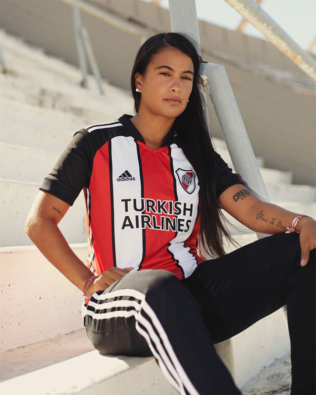 リーベル・プレート、「赤白黒トリコロール復活」の新ユニフォーム発表！｜写真4