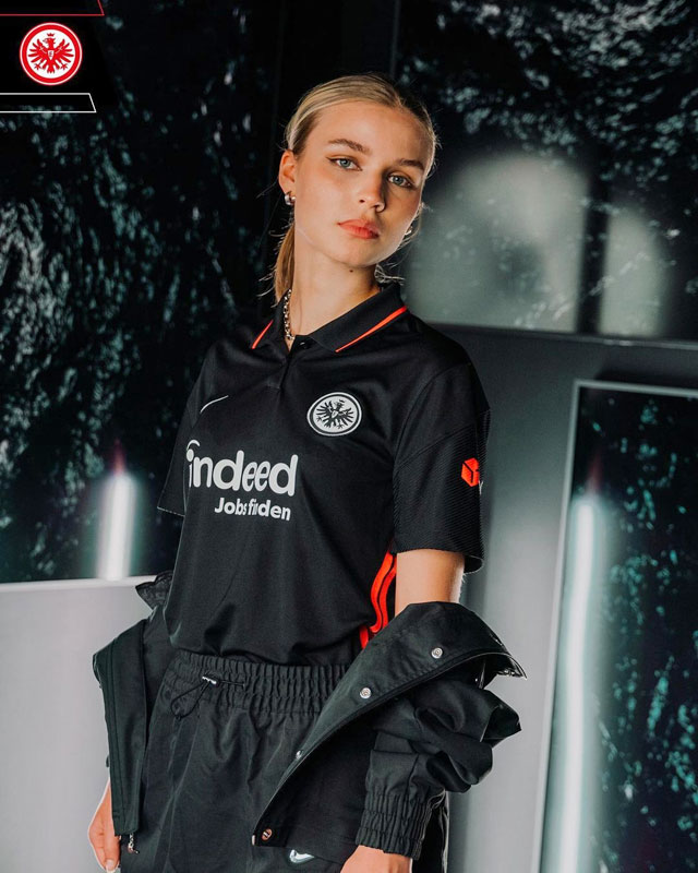 フランクフルト、2021-22新ユニフォームは黒色「ポロシャツ風」｜写真4