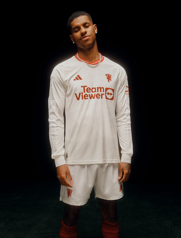 「赤い悪魔」がソロデビュー！マンチェスター・ユナイテッド、23-24新サードユニで“レッドデビル”へ敬意を表す｜写真8