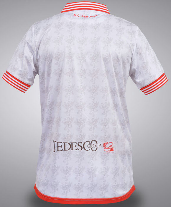 伝説のFW在籍当時にちょっと似ている、ペルージャの2017‐18ユニフォーム｜写真5