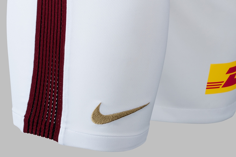 浦和レッズ、2018新ユニフォームを発表！今年は肩に「ダイヤモンド」｜写真6