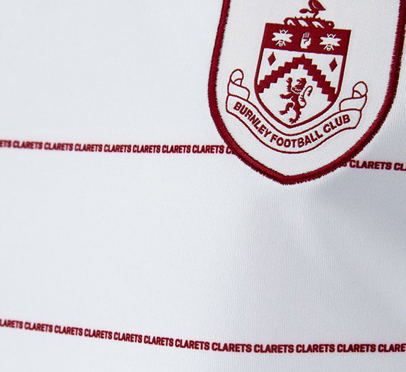 バーンリー、伝統のクラレット＆ブルーで戦う2017-18新ユニフォーム！｜写真7