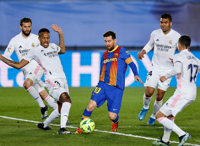 バルセロナの「クラシコ限定ユニフォーム」、ついにデビュー！メッシのユニ姿も見る｜写真6