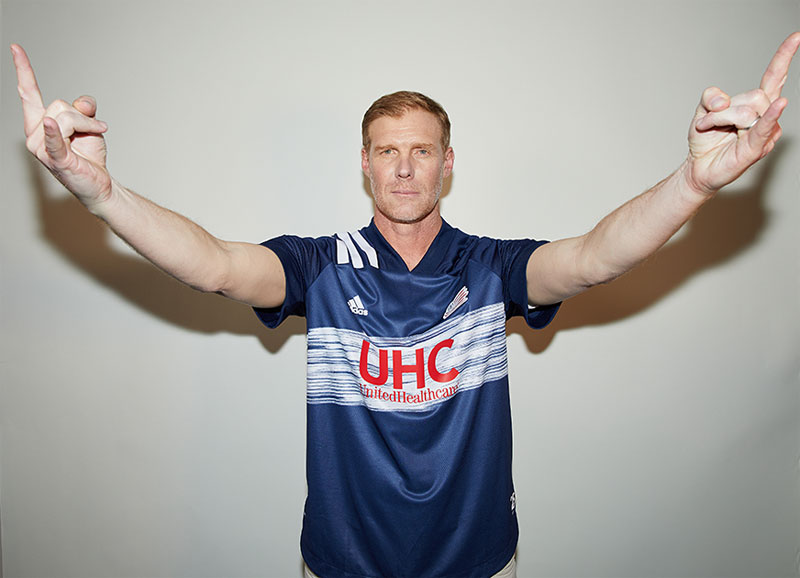 ニューイングランドの新ユニフォーム、伝説の「兼業フットボーラー」がモデルで登場！｜写真4