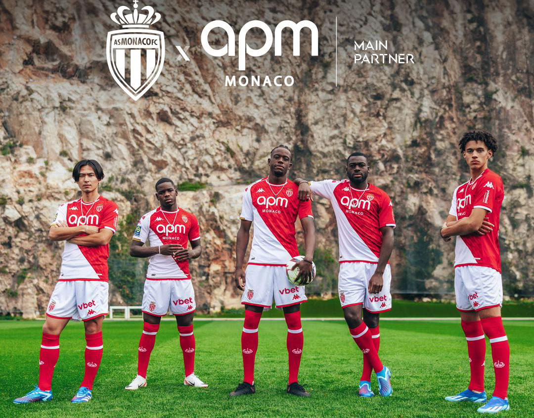 モナコにジュエリーブランドの「NEW胸ロゴ」が登場！南野拓実が付けた“ネックレス”はこれだった｜写真9