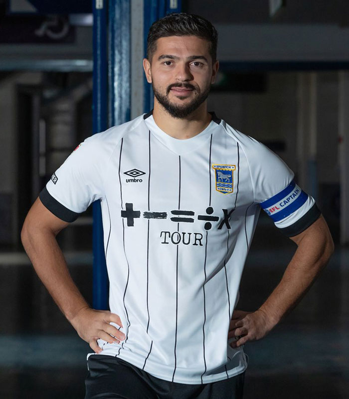 絶好調イプスウィッチにレトロな新ユニ登場！胸ロゴ「エド・シーラン」は東京ドームほかで来日公演決定｜写真5