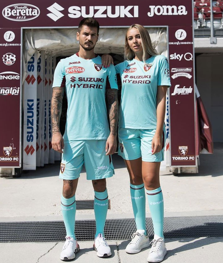 トリノ、2020-21新ユニフォーム登場！胸には8年目の「スズキ」｜写真9