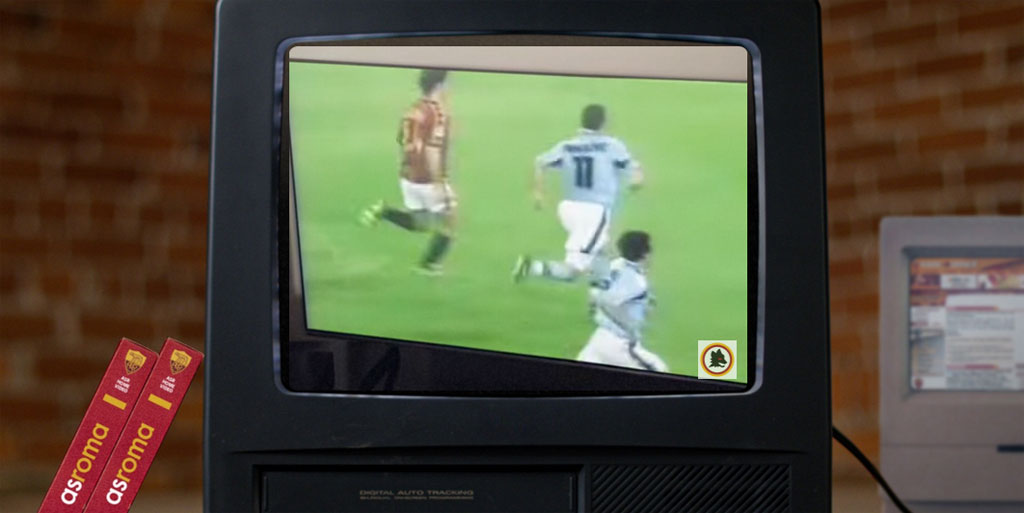 ローマが「伝説の勝利」25周年の新ユニフォームを発表！主役となった“レジェンドFW”がモデルで登場｜写真5