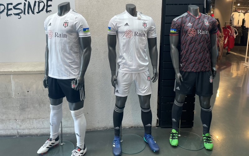 【トルコ紀行文】ここはアパレルショップ？ベシクタシュのオフィシャルショップに行ってみた｜写真5