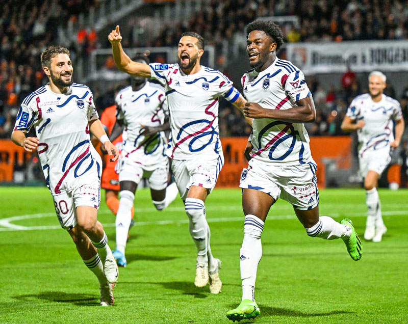 名門ボルドー、ユニークな新ユニフォームを発表！「ジダンの華麗なるターン」を描く｜写真7