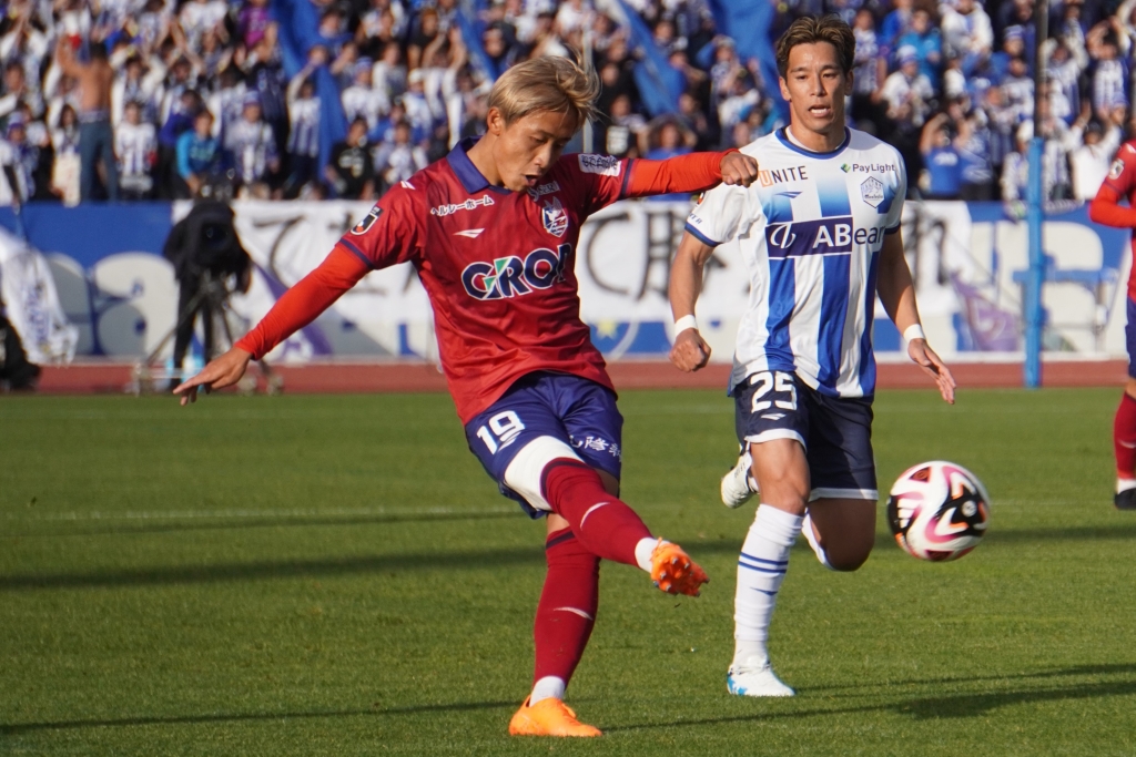 岡山が山形を3-0で下しJ1昇格PO決勝へ進出！右ヒザでゴールしたMF岩渕弘人「彼が決めてすごくうれしかった」と仲間のダメ押し弾を祝福｜写真6