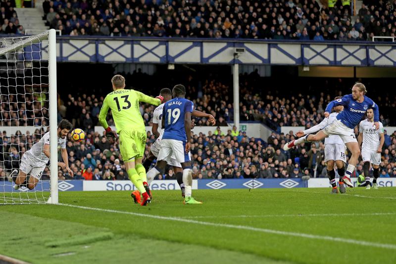 エヴァートンが23-24新ユニフォームを発表！10年ぶりに「襟付きデザイン」が復活｜写真4