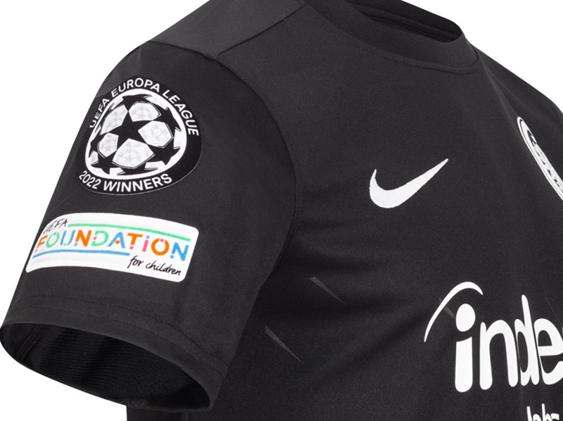 フランクフルト、“初のCL”に向けた漆黒の新ユニフォームを発表！デザインは「お酒のグラス」｜写真4