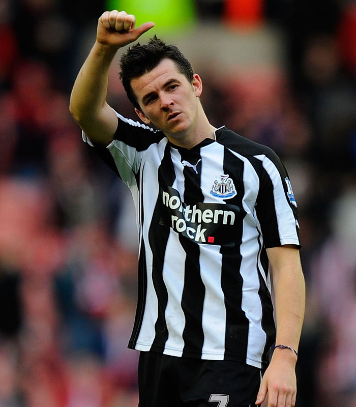 武藤嘉紀の新天地、ニューカッスルの「25年間分のホームキット」をまとめて見る｜写真14