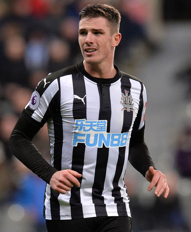 武藤嘉紀の新天地、ニューカッスルの「25年間分のホームキット」をまとめて見る｜写真22