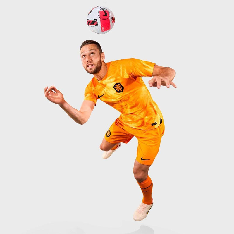 オランダ代表、カタールW杯に向けた2022新ユニフォームを発表！“オレンジの獅子”現る｜写真7