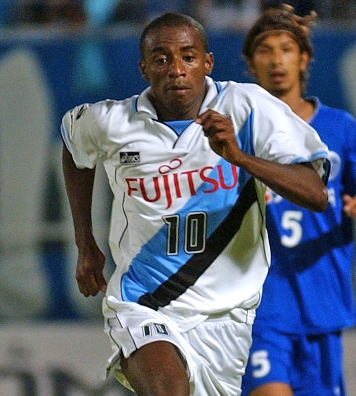 川崎フロンターレの「歴代最高ユニフォーム」8着！リーグを席巻する“青と黒の魔力”｜写真8