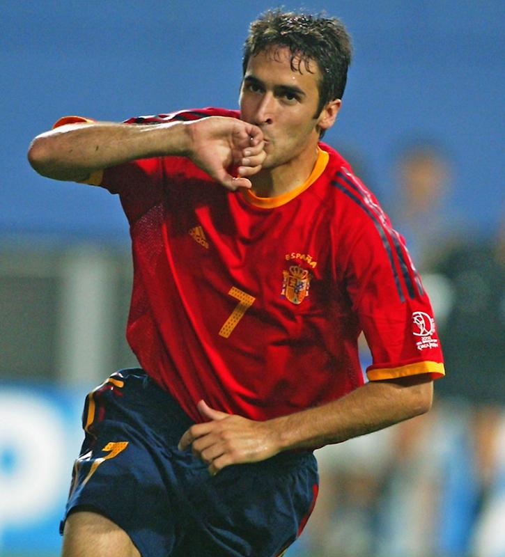 スペイン代表、歴代最高「真紅のユニフォーム」7選　美しき“La Roja”の軌跡｜写真3