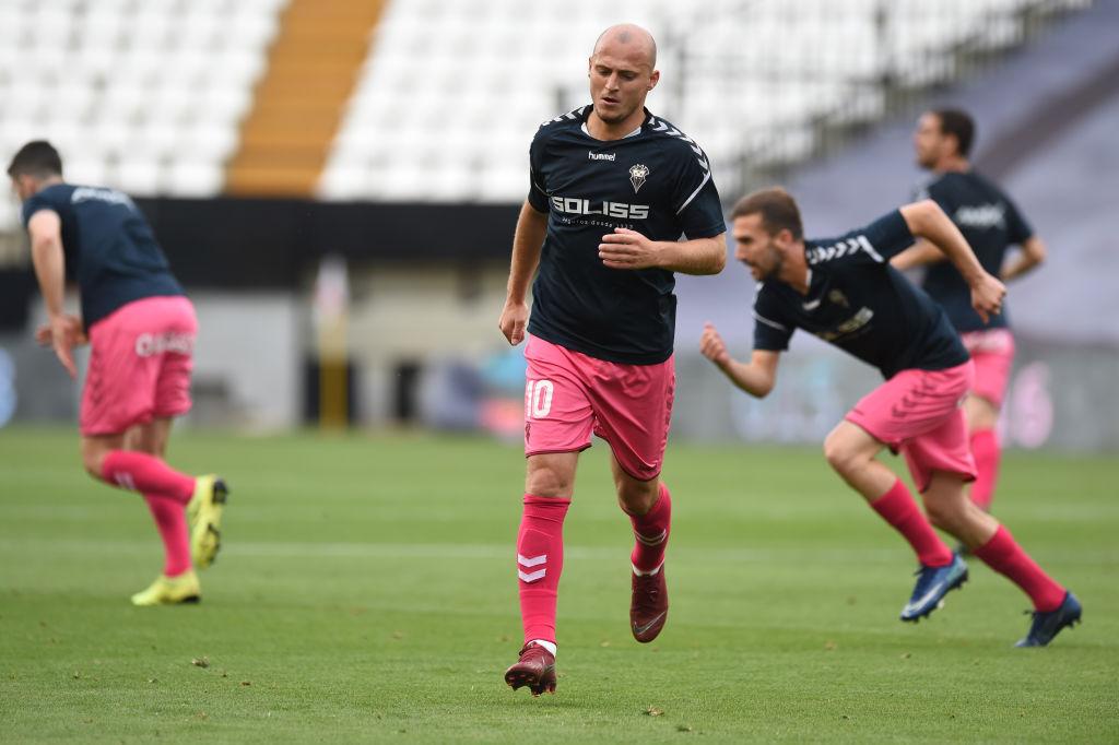 今夏のライバル間移籍も…「ファンが強烈に反発した」選手の取引6選｜写真4